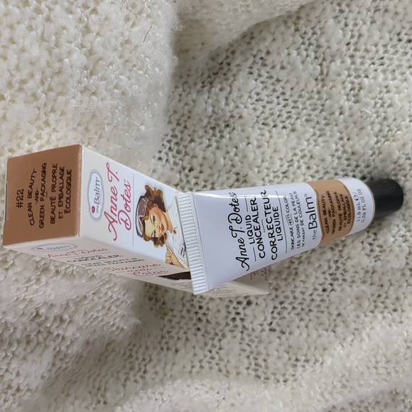 theBalm Cosmetics Anne T. Dotes Liquid Concealer in #22 Light to Medium, 9g/0.32 - Picture 2 of 11